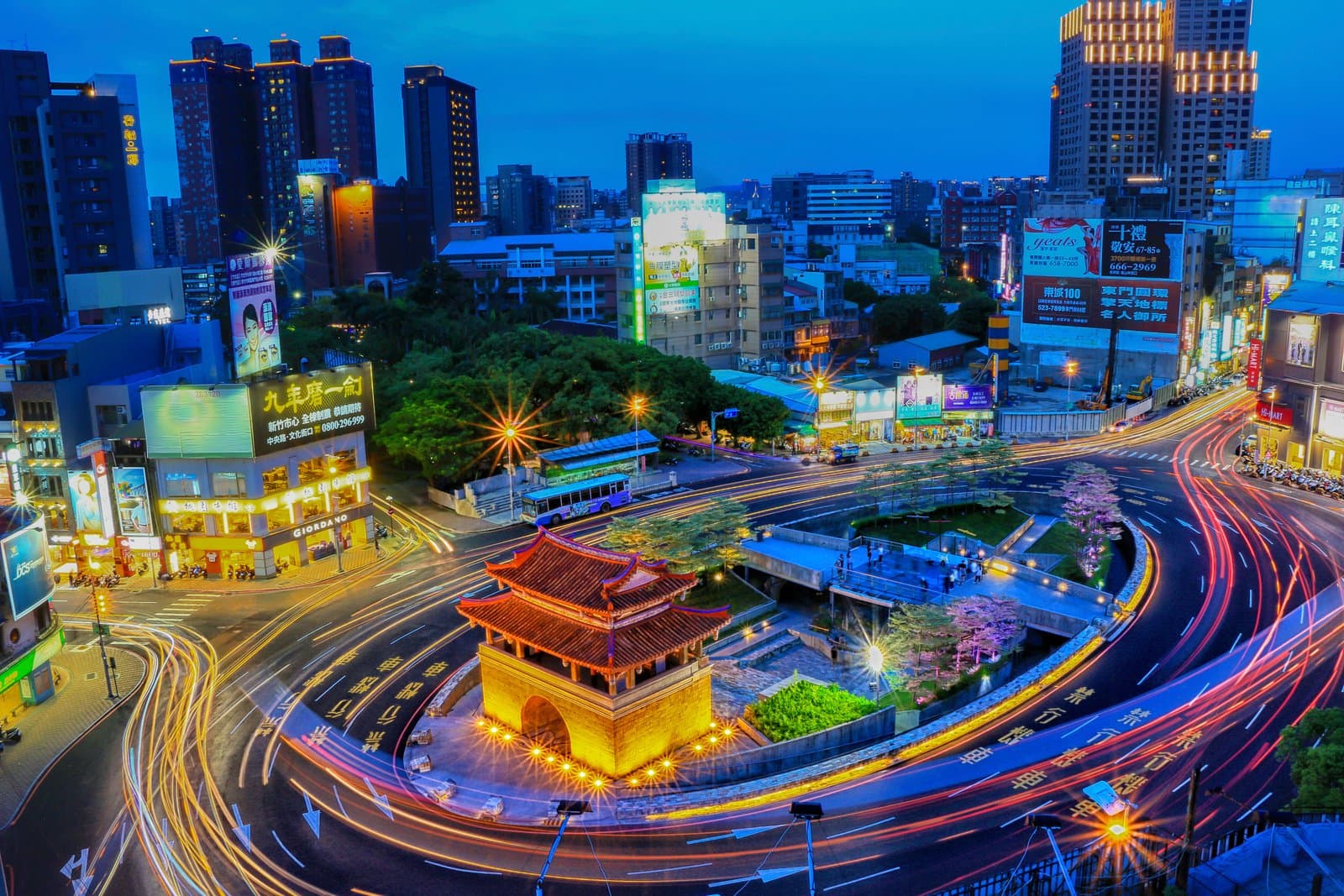 新竹市東門城（迎曦門）與周邊城市街景